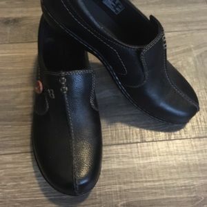 8.0 Clarks leather slip ons